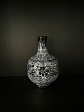 Load image into Gallery viewer, Jarrón - Black/White
