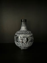 Load image into Gallery viewer, Jarrón - Black/White
