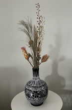 Load image into Gallery viewer, Jarrón - Black/White

